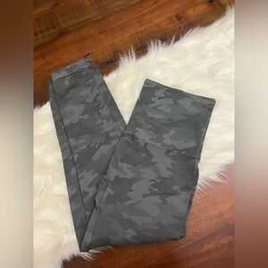 SPANX Look At Me Now Seamless Gray Camo Leggings High Waisted Size L